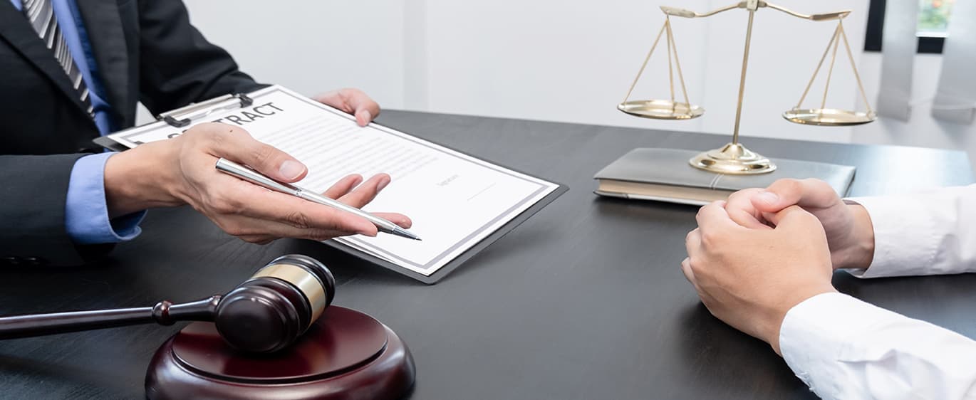 개인회생 상담을 진행중인 변호사와 내담자