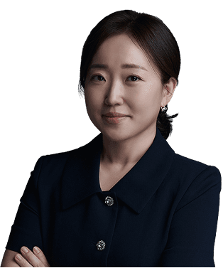 남색 정장을 입고 미소 짓는 조아라 변호사