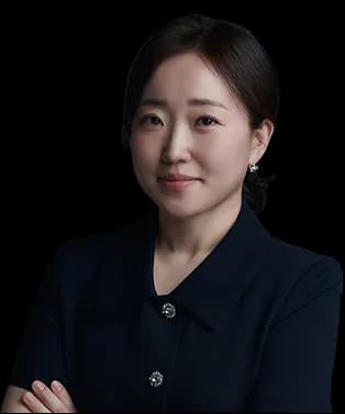 남색 정장을 입고 미소 짓는 조아라 변호사
