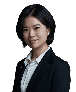 검은색 정장을 입고 단발머리인 홍민정 변호사