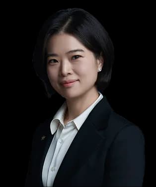 검은색 정장을 입고 단발머리인 홍민정 변호사