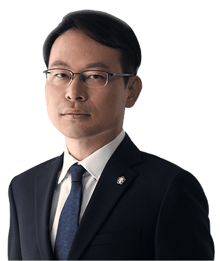 안경을 쓰고 남색 정장을 입은 김민수 변호사