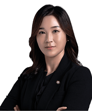 검은색 블레이저를 입고 긴 머리인 류승미 변호사