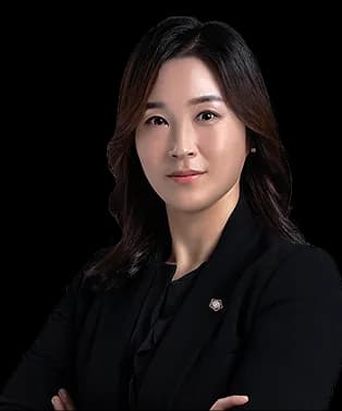 검은색 블레이저를 입고 긴 머리인 류승미 변호사