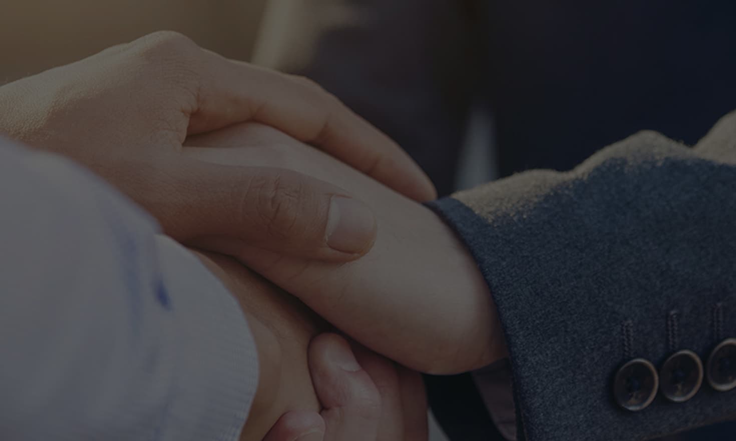 법인파산성공 후 따스하게 손을 감싸쥐는 이미지