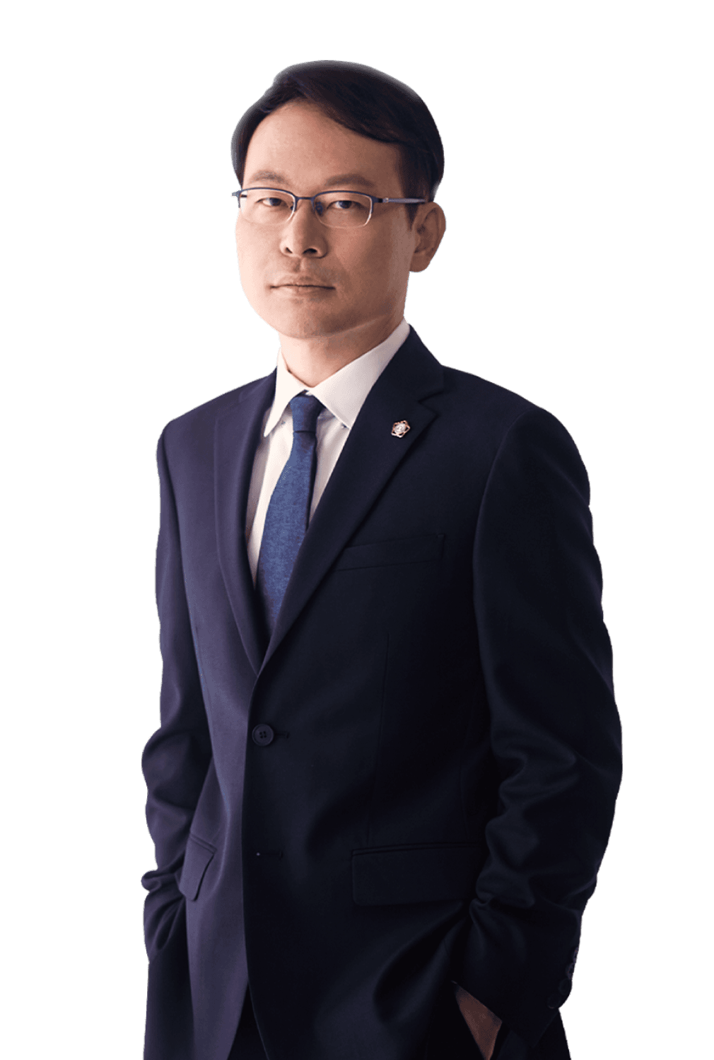 안경을 쓰고 남색 정장을 입은 김앤파트너스 김민수 변호사